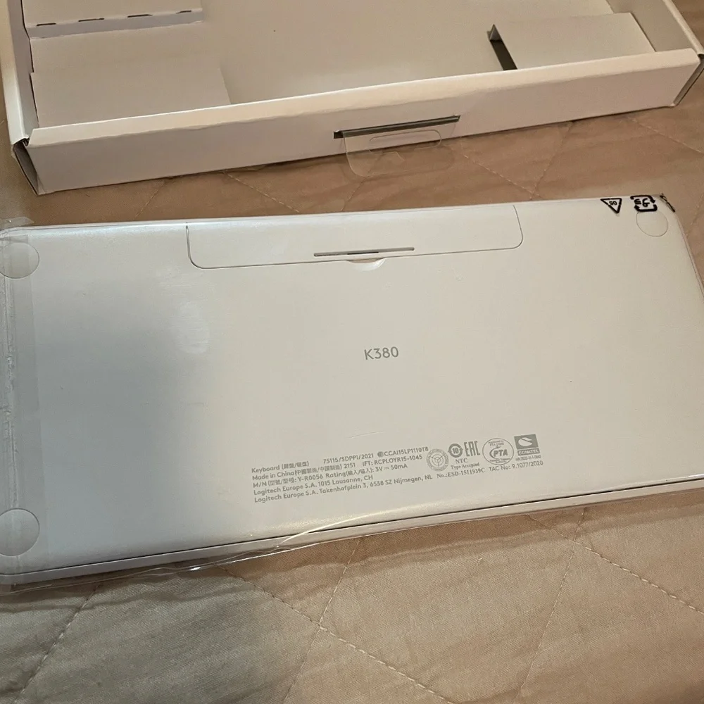 Logitech Bluetooth Keyboard and Mouse in white